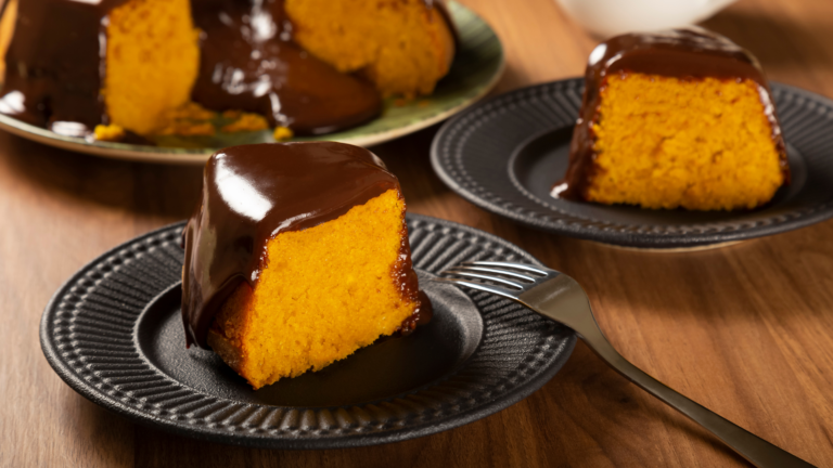 Bolo de cenoura com chocolate